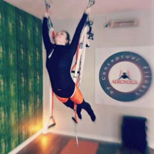 ejercicio acrobático formación yoga aéreo aeroyoga acroyoga